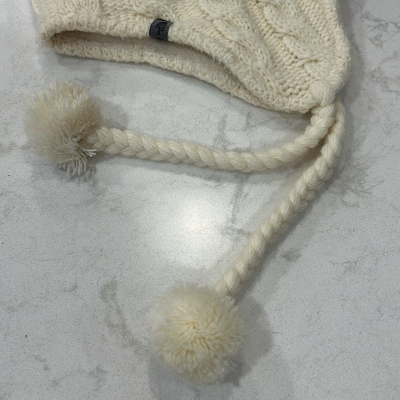 The North Face Women’s Cable Knit Cream Ear Muff Stocking Hat Fleece Ski - Picture 13 of 13